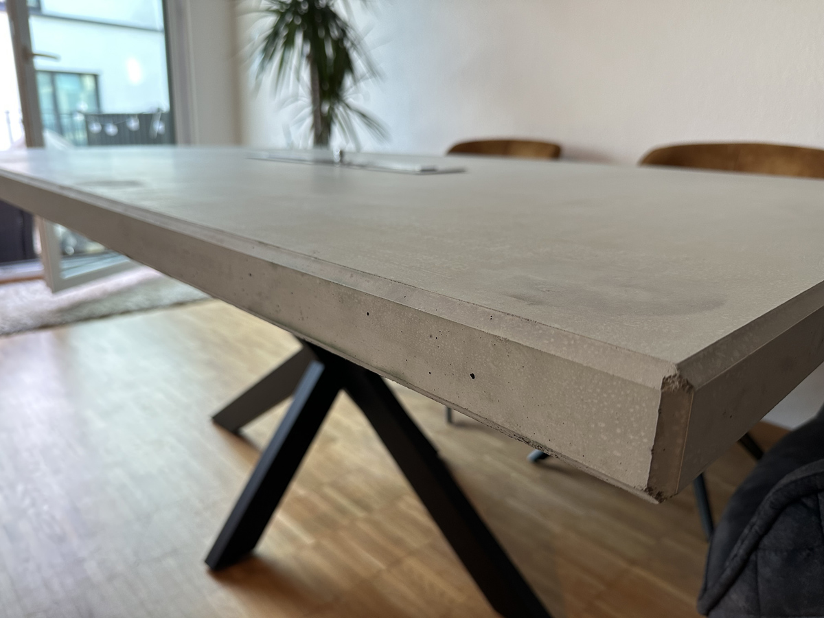 DEFEBA - Tisch mit Betonplatte